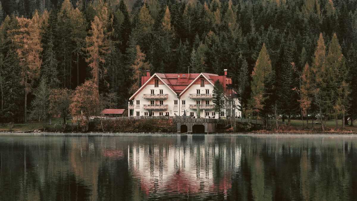 
a-beautiful-lakeside-house-in-a-forest
