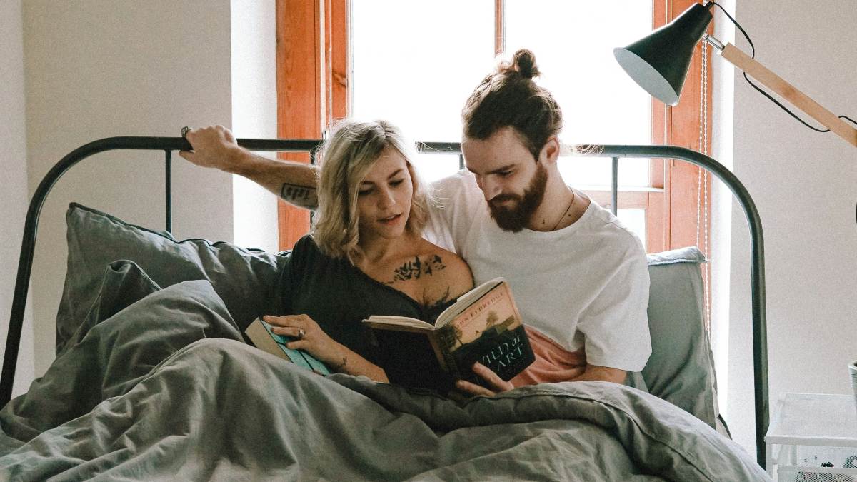 
a-couple-reading-together-in-bed
