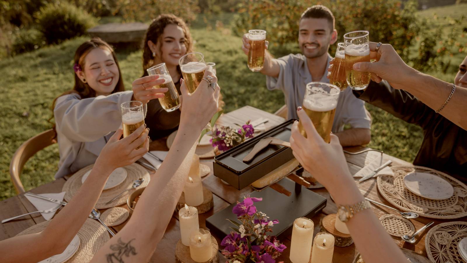 
A group of people sitting around a table drinking beer by Pablo Merchán Montes
