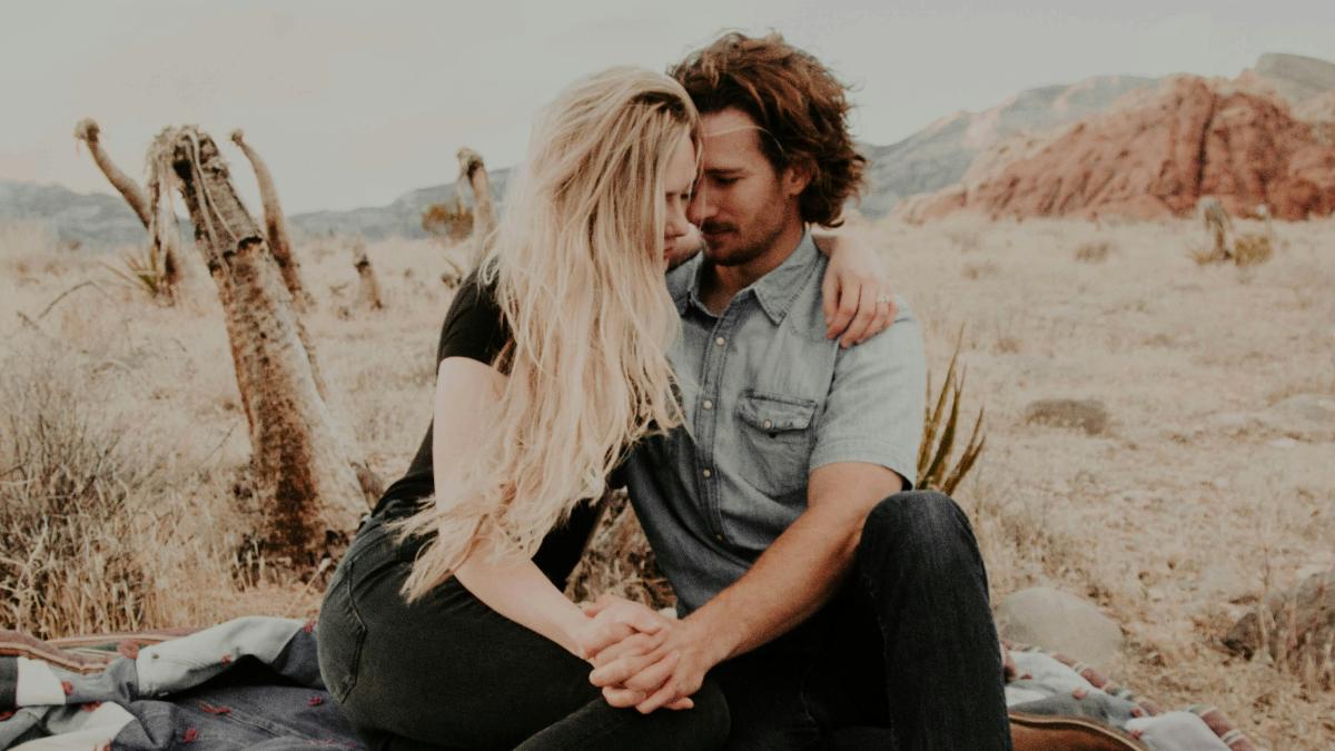 
a-lovestruck-couple-picnicking-in-the-desert
