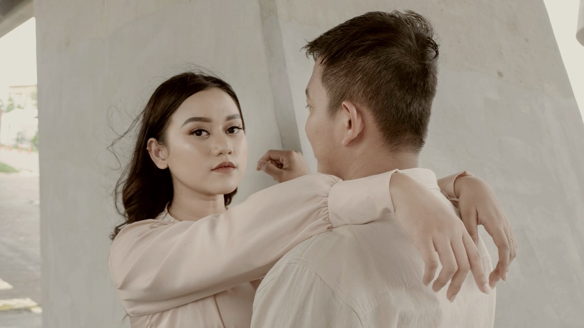 3 Quiet Signs You Don’t Make Your Partner Happy Anymore
