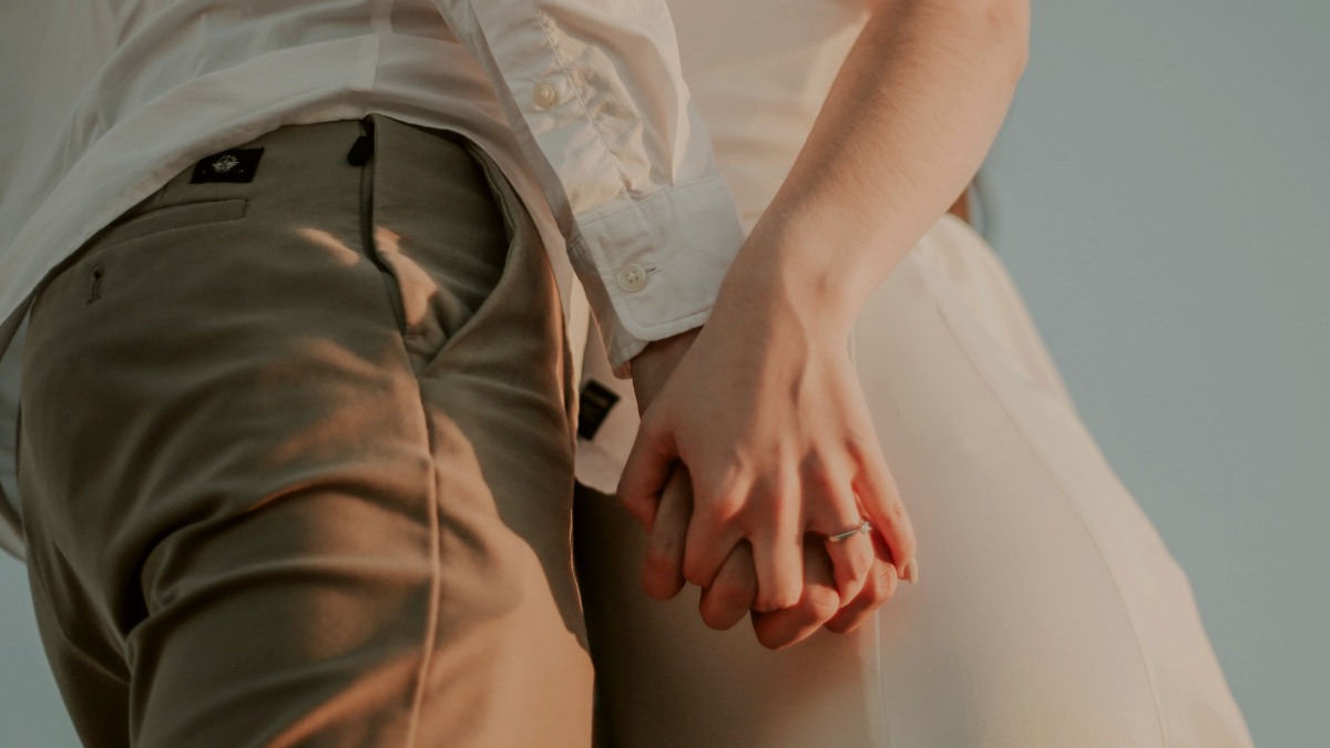 
a man and woman holding each others hands during golden hour by Gladys Aguayo
