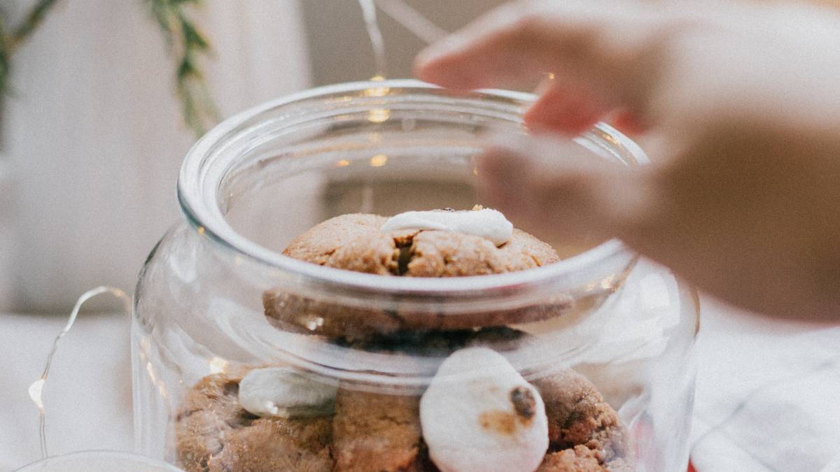 
Are You Being Cookie-Jarred By Your Date? Here's How To Tell
