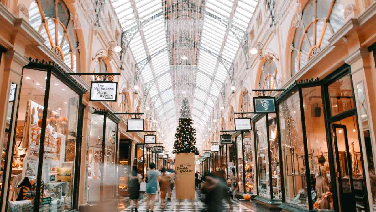 
A Therapist Teaches You How To Keep Your Holiday Spending In Check
