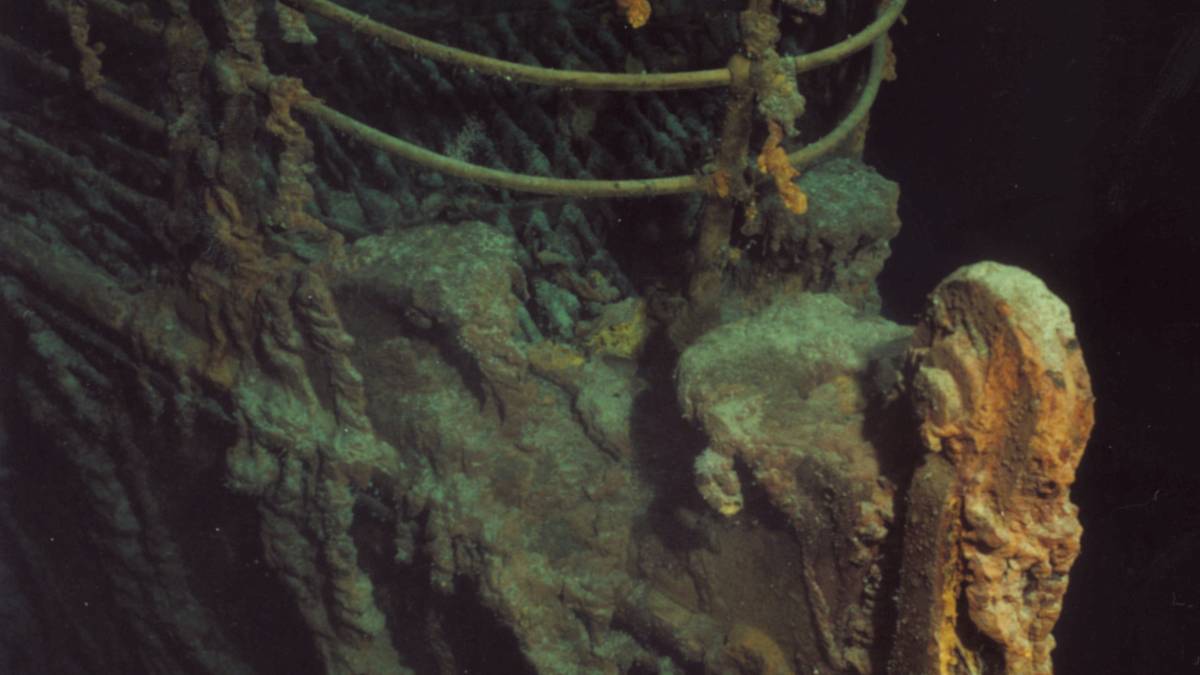 
a picture of a shipwreck at the bottom of the sea
