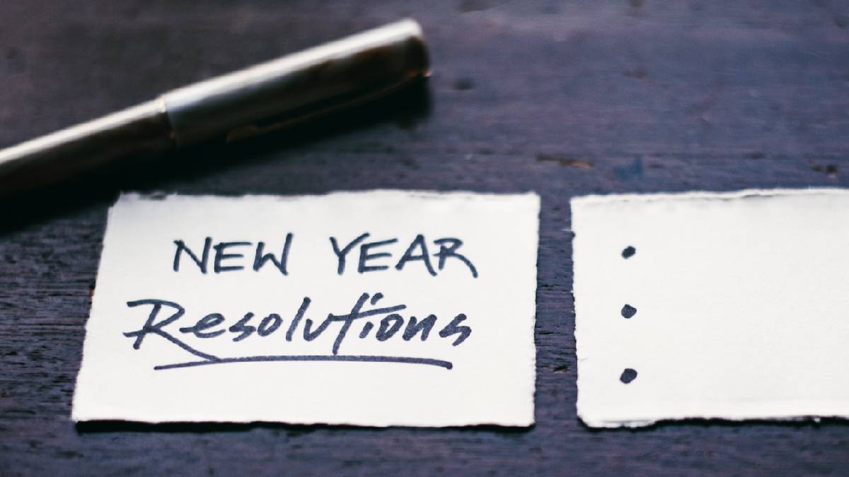 
A Therapist Gives Us Two Reasons To Ditch New Year's Resolutions For New Habits
