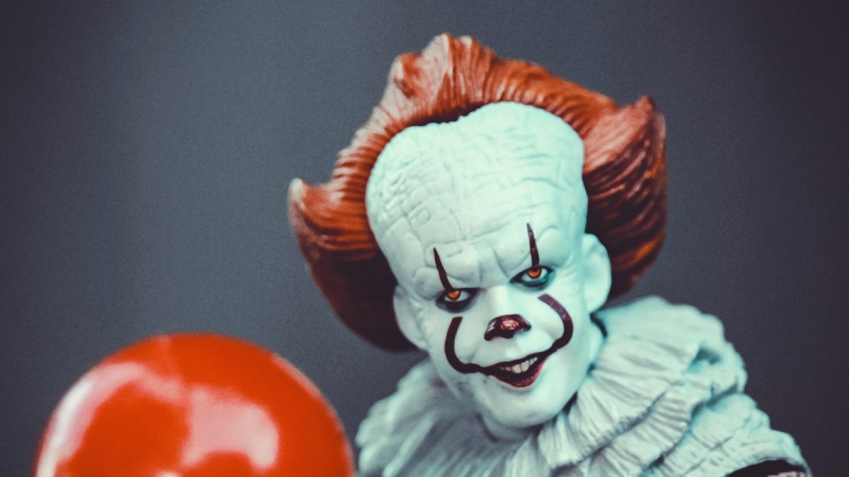 
a scary photo of pennywise the clown symbolizing the prevalence of coulrophobia

