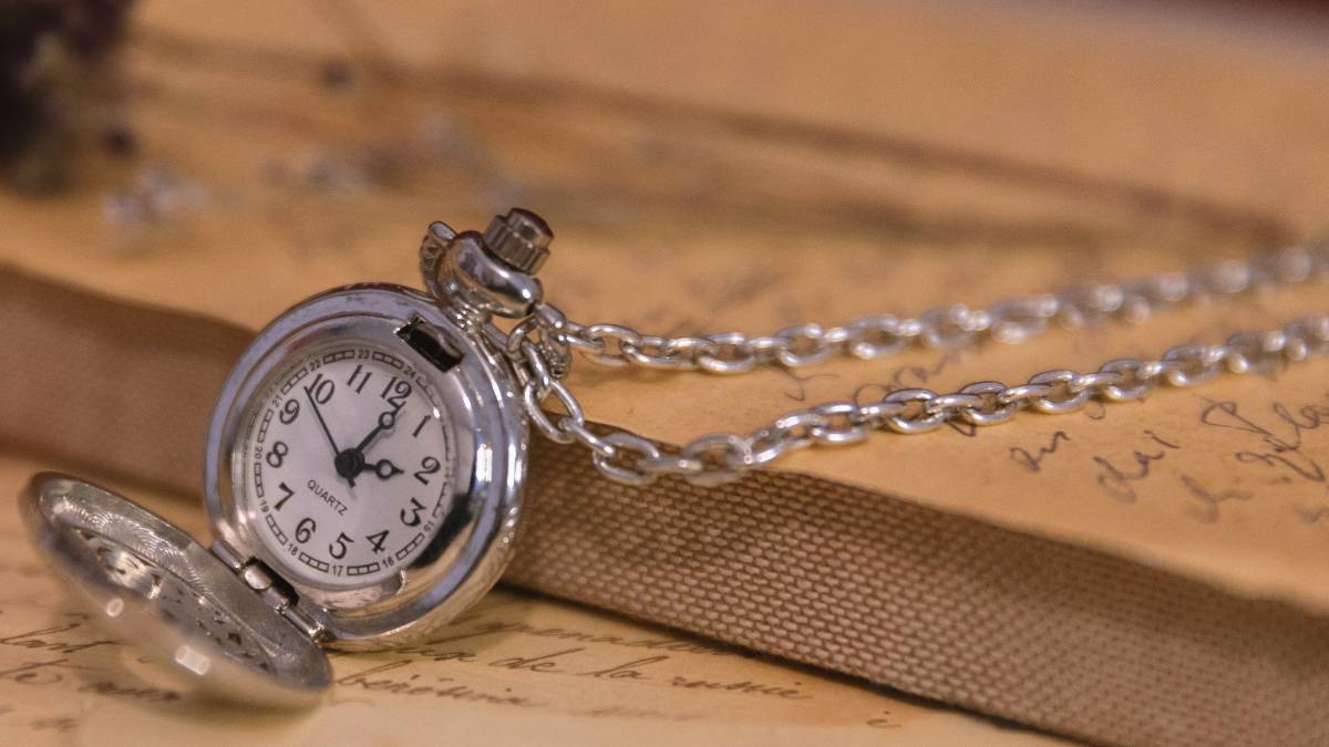 
A Therapist Gives 3 Reasons To Consider A 'Time-Capped' Relationship
