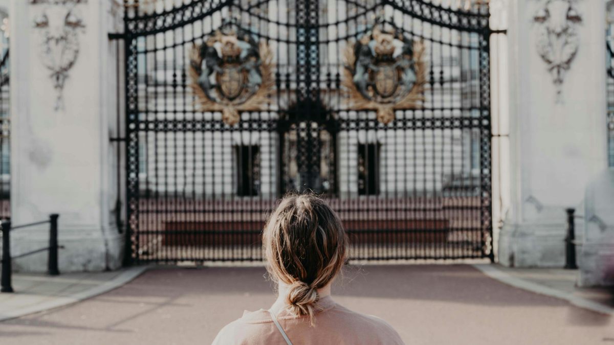 
a-woman-at-the-gates-of-buckingham-palace
