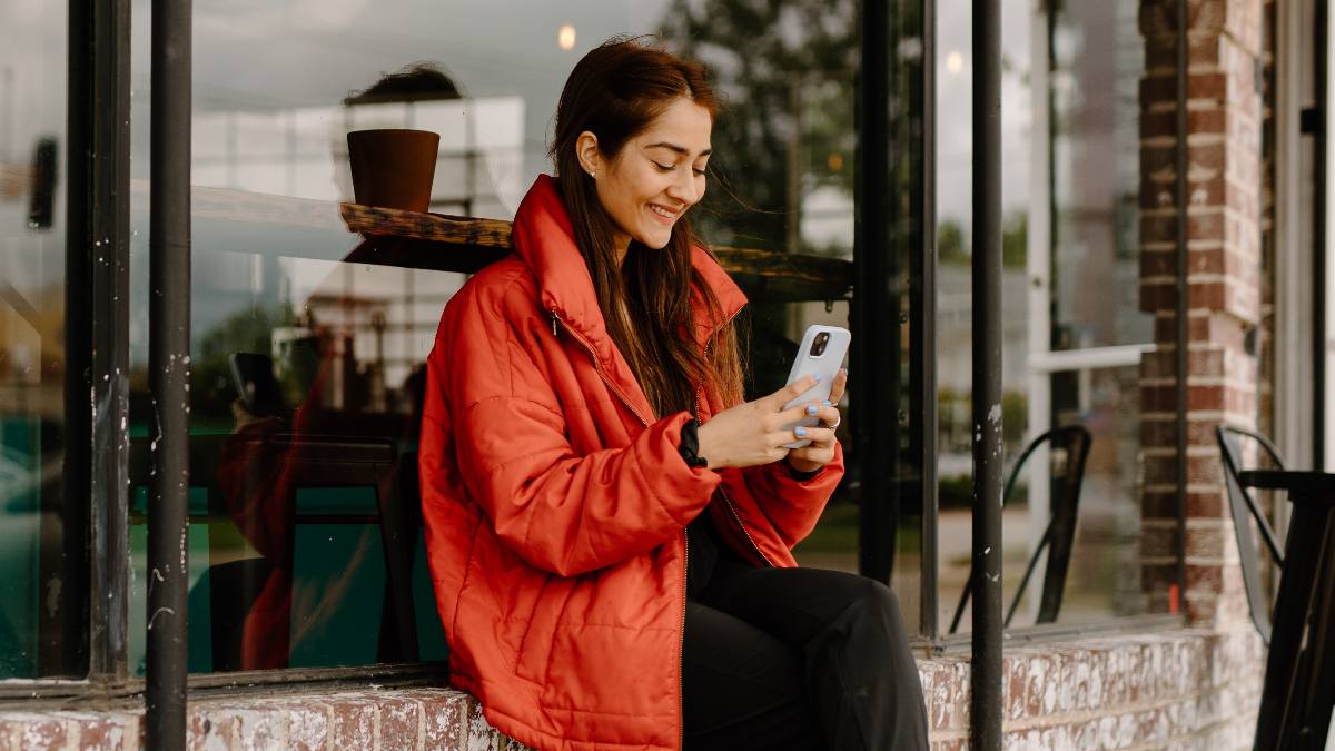 
Here's The Right Way To 'Investi-Date' Someone Before The Meet-Cute
