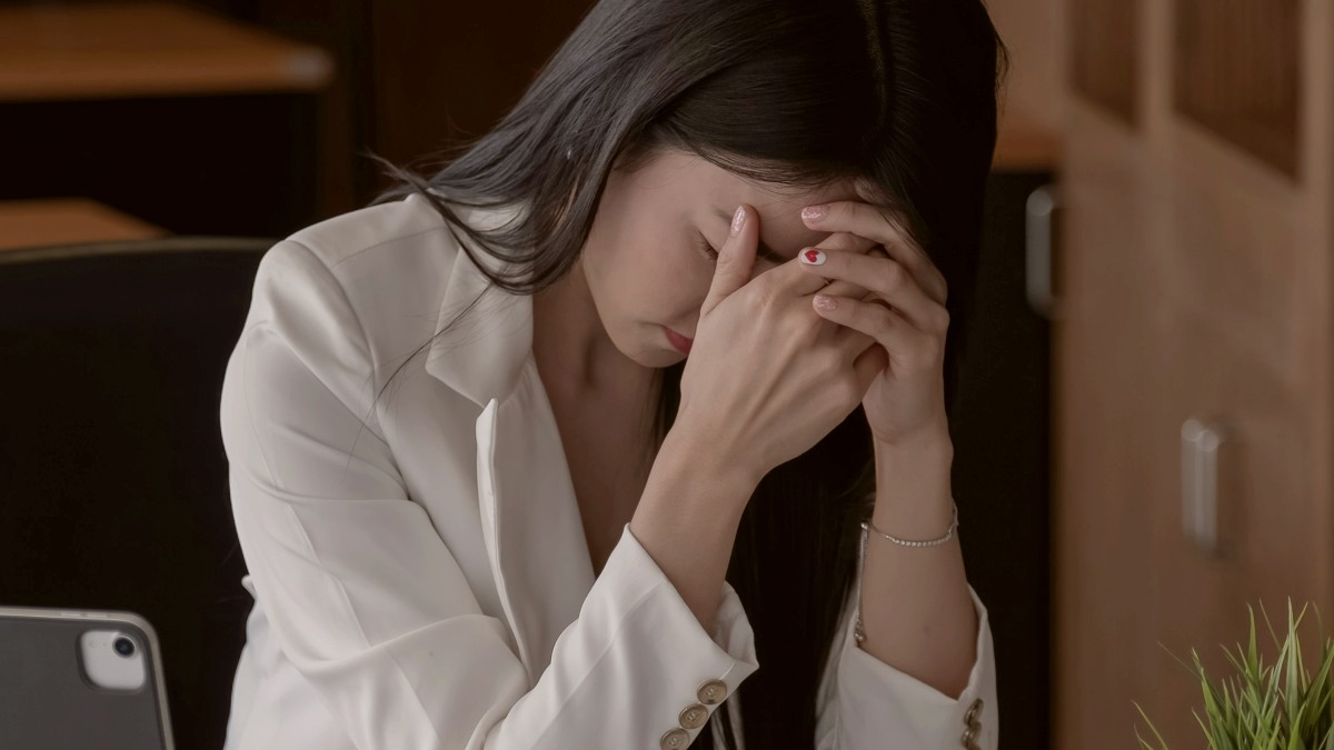 
Businesswoman get stressed and headache while having a problem
