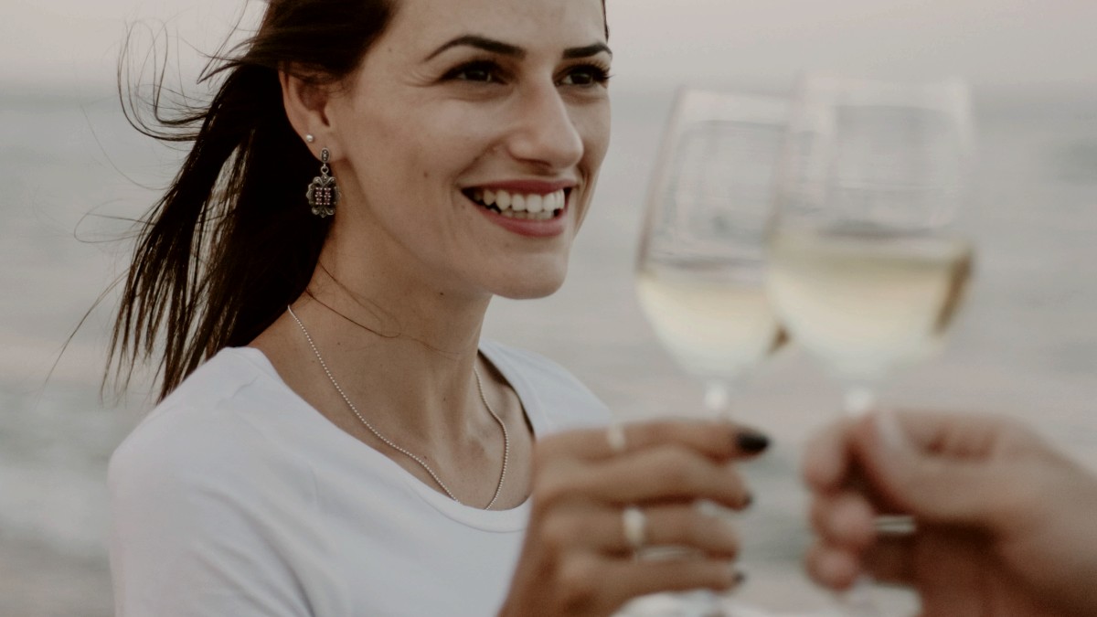 
couple-enjoying-a-glass-of-wine-by-the-beach
