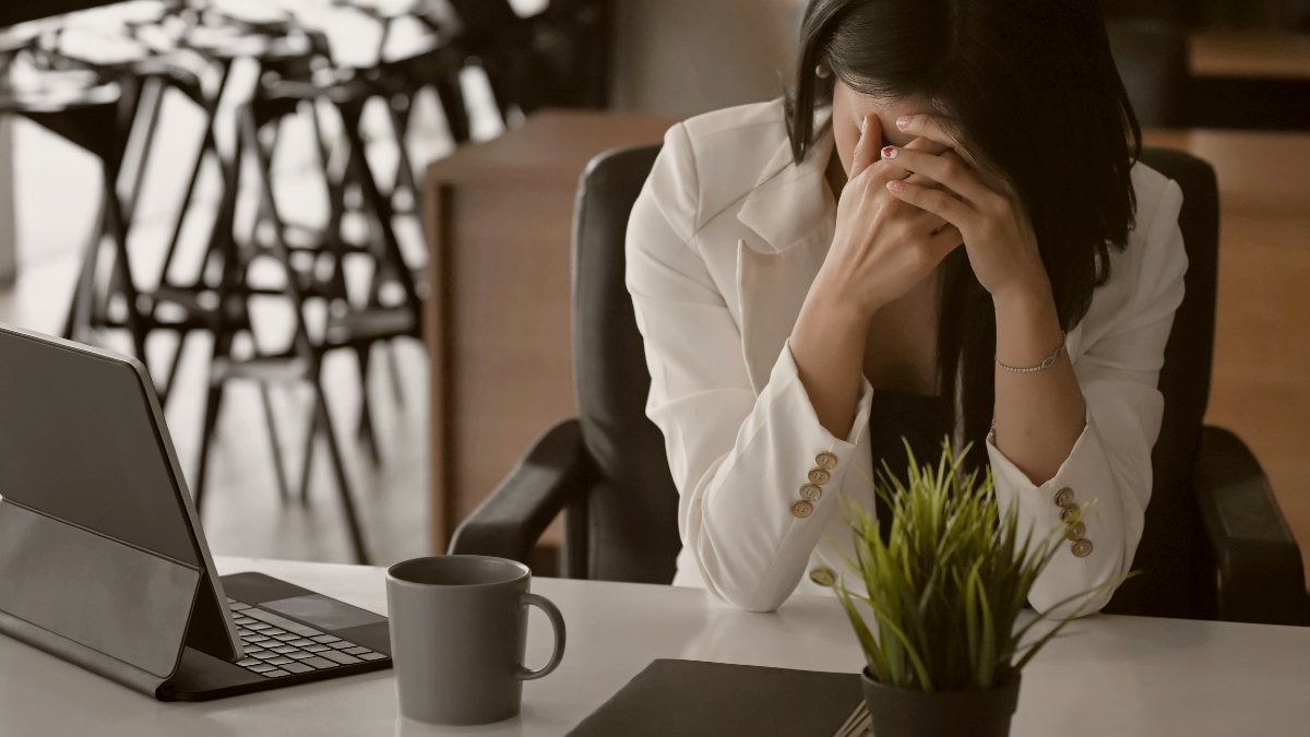 
Frustrated businesswoman holding her head feeling upset about problem
