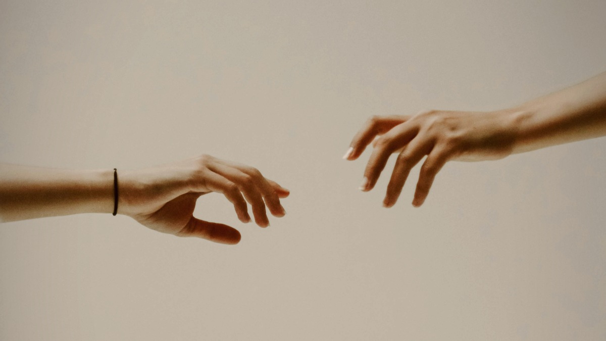 
hands-reaching-but-never-meeting
