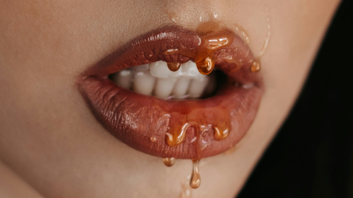 
lips-covered-in-honey
