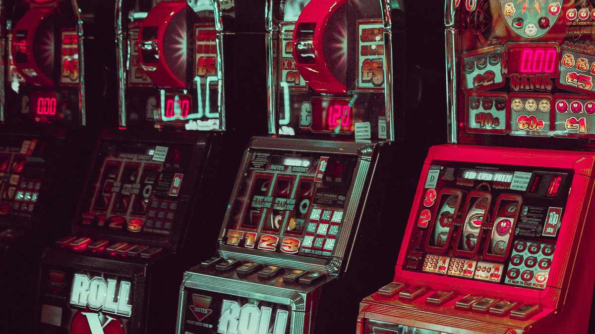 
slot-machines-symbolizng-the-gamblers-fallacy
