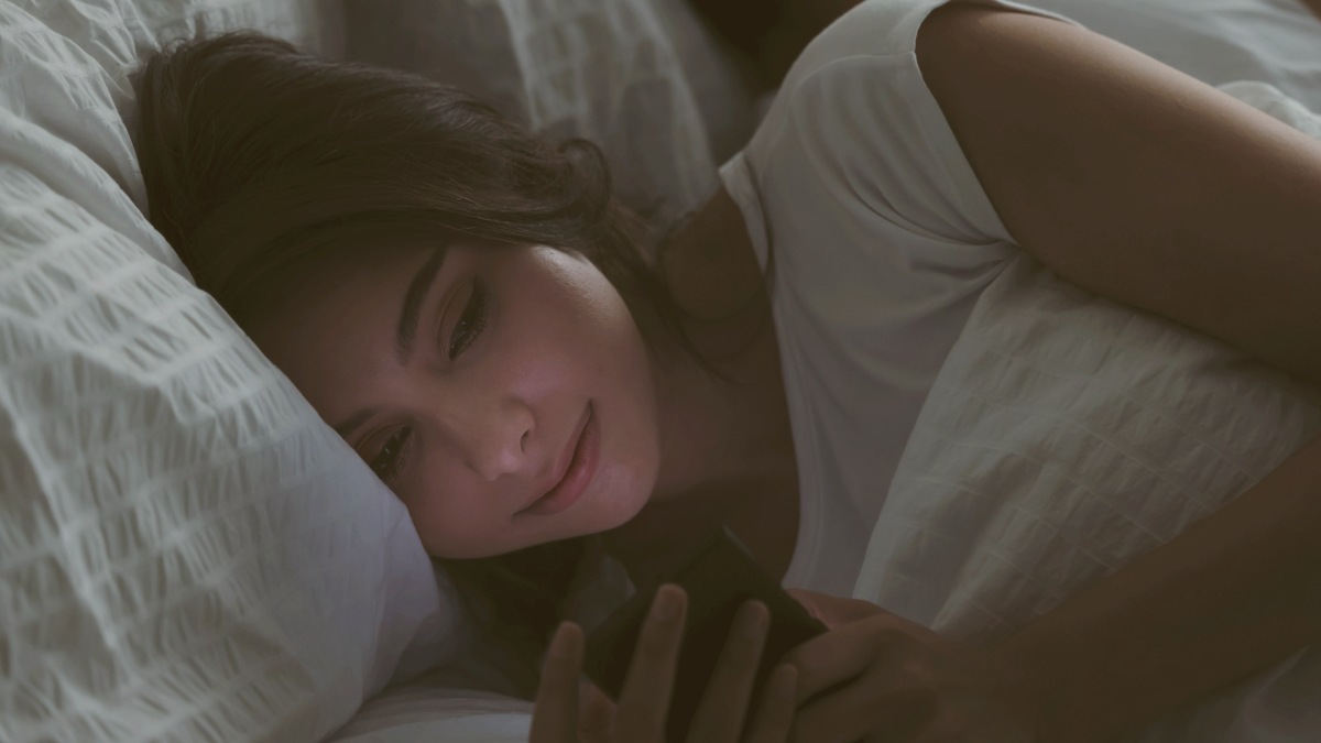 
young-couple-in-a-bed-with-mobile-phones
