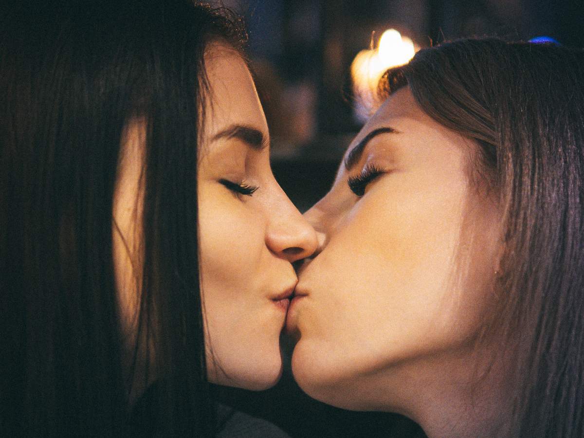 Why Every Straight Woman You Know Has Kissed Another Woman Therapytips pic
